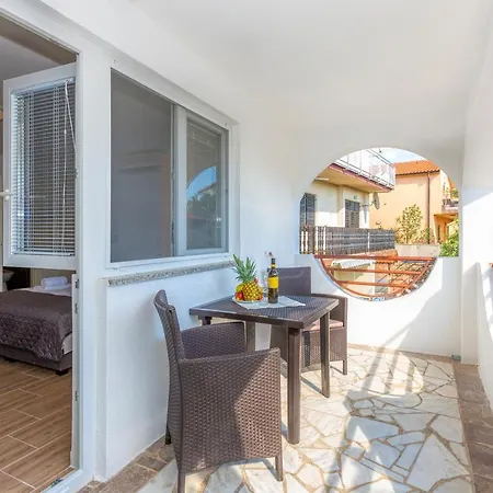 Apartmani Luky Karlobag Exterior photo