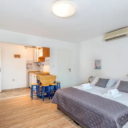 Apartmani Luky Karlobag Exterior photo